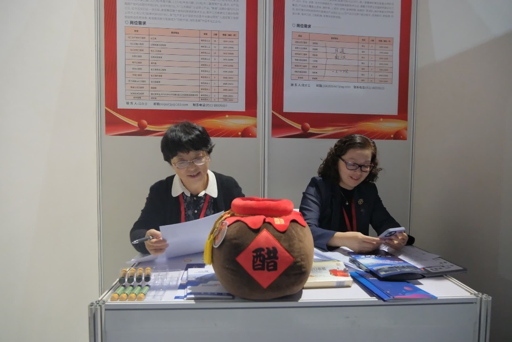 招聘活动中，各市拿出各式各样的文创吸引青年学子。摄影/林元沁 徐睿翔