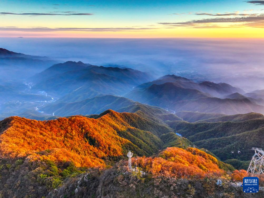 10月25日拍摄的河南省济源市王屋山秋景（无人机照片）。新华社发（段二平摄）