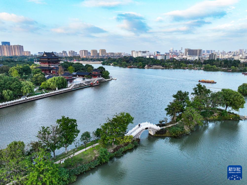 10月25日拍摄的江苏泰州凤城河景区（无人机照片）。新华社发（顾继红摄）