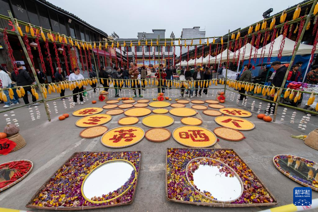 10月25日，在浙江永康芝英古镇第三届晒秋文旅活动中，村民将各色农作物集中晾晒，引来游客赏秋打卡。新华社发（胡肖飞摄）