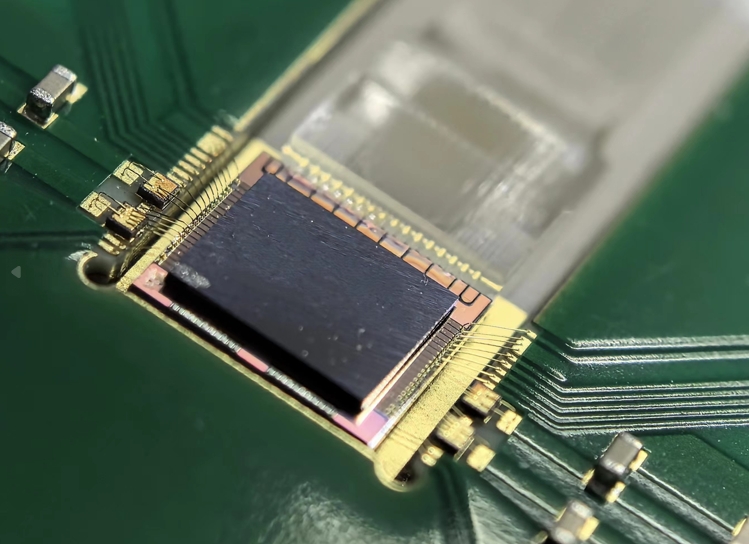2Tb/s硅基3D集成光接收芯粒