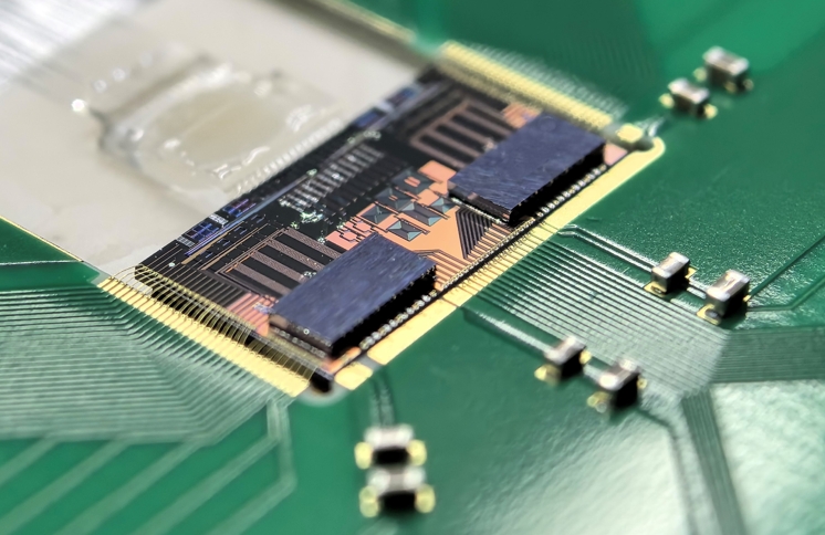 2Tb/s硅基3D集成光发射芯粒