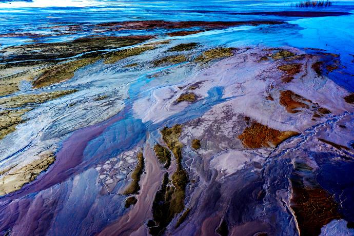 深秋时节，湖北黄石矿尾砂坝色彩绚丽。在阳光的照射下，宛如一幅幅精美的水彩画。