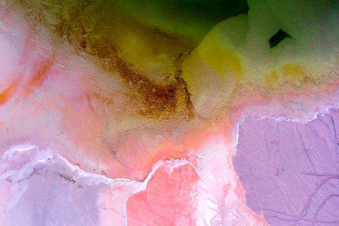 深秋时节，湖北黄石矿尾砂坝色彩绚丽。在阳光的照射下，宛如一幅幅精美的水彩画。