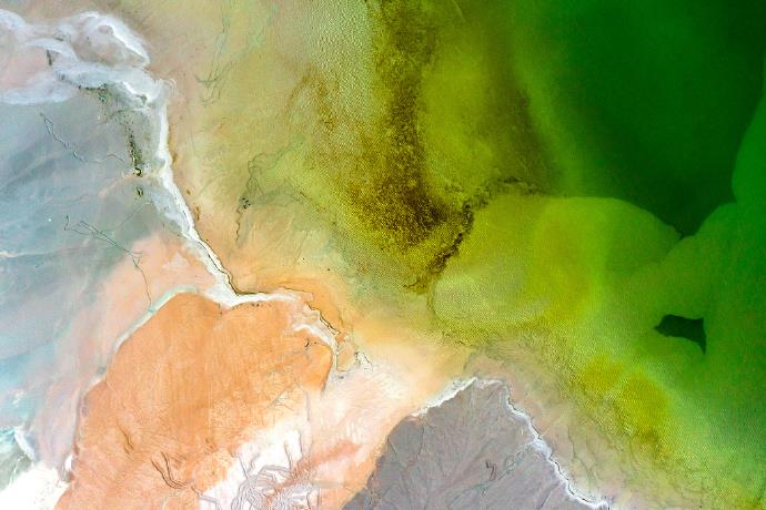 深秋时节，湖北黄石矿尾砂坝色彩绚丽。在阳光的照射下，宛如一幅幅精美的水彩画。