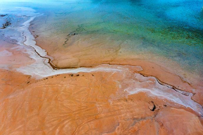 深秋时节，湖北黄石矿尾砂坝色彩绚丽。在阳光的照射下，宛如一幅幅精美的水彩画。