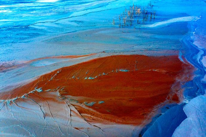 深秋时节，湖北黄石矿尾砂坝色彩绚丽。在阳光的照射下，宛如一幅幅精美的水彩画。