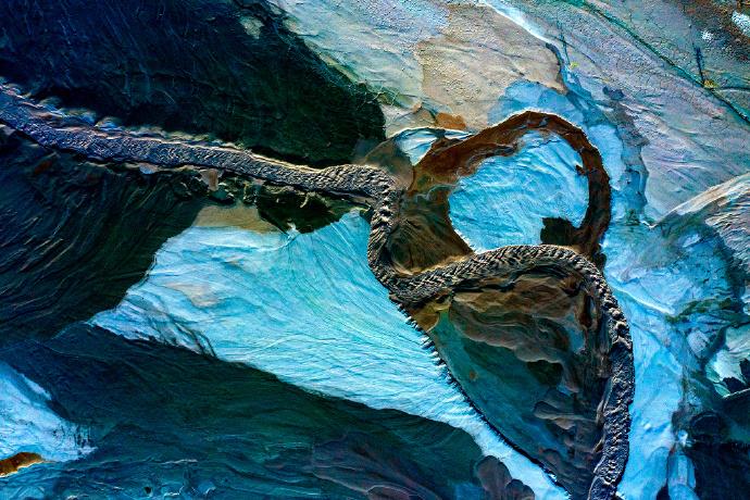 深秋时节，湖北黄石矿尾砂坝色彩绚丽。在阳光的照射下，宛如一幅幅精美的水彩画。