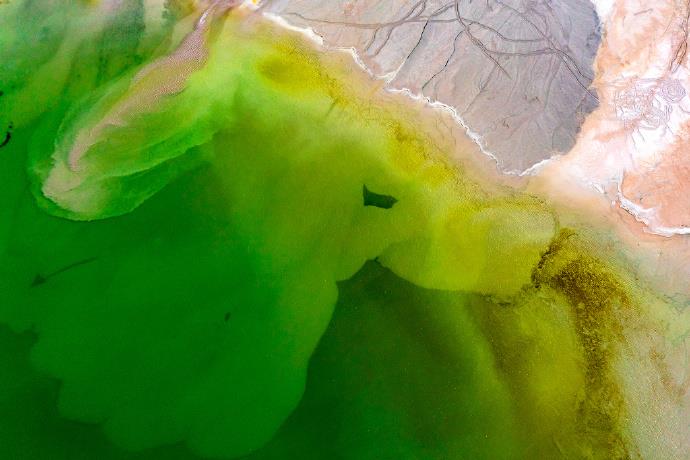 深秋时节，湖北黄石矿尾砂坝色彩绚丽。在阳光的照射下，宛如一幅幅精美的水彩画。