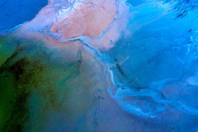 深秋时节，湖北黄石矿尾砂坝色彩绚丽。在阳光的照射下，宛如一幅幅精美的水彩画。