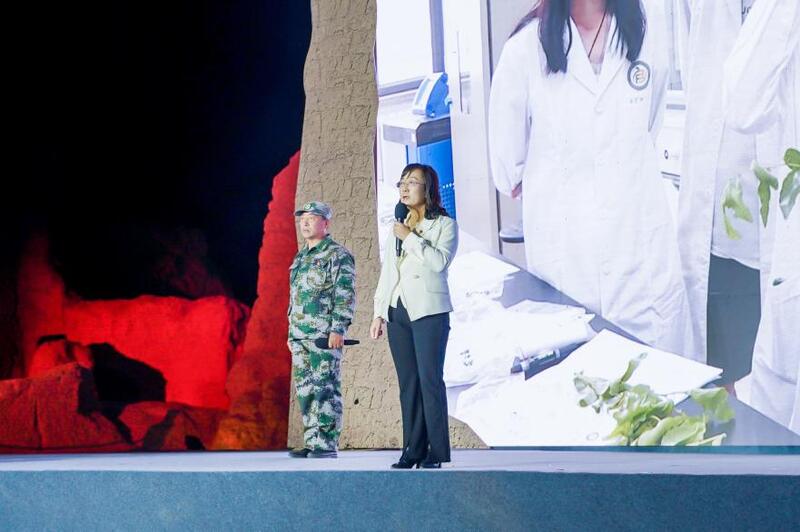 吴翠云(右一)在“何以中国·五星出东方”网络主题宣传活动现场演讲。人民视频供图