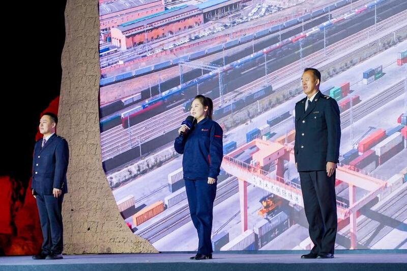 早吾扎?哈力赛(左二)在“何以中国·五星出东方”网络主题宣传活动现场演讲。人民视频供图