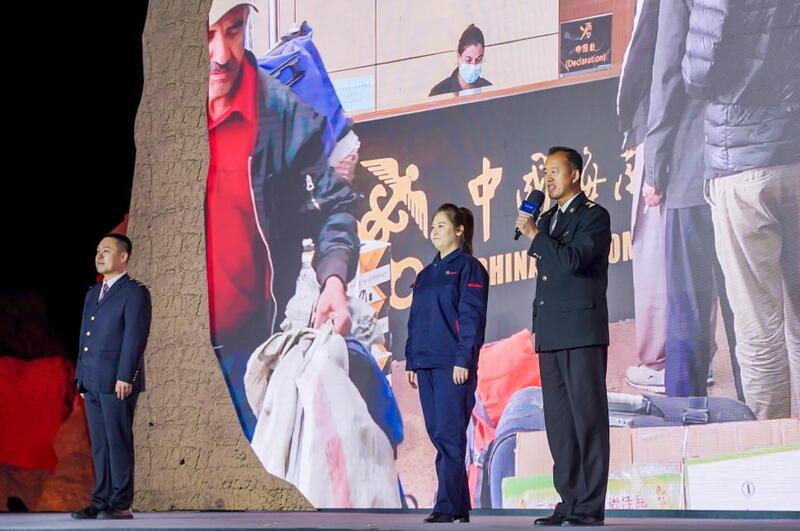 张晓波(右一)在“何以中国·五星出东方”网络主题宣传活动现场演讲。人民视频供图