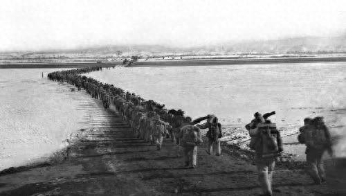 1950年10月19日,中国人民志愿军雄赳赳、气昂昂跨过鸭绿江,和朝鲜人民一道共同抗击侵略者。新华社发(黎民 摄).jpg 1950年10月19日,中国人民志愿军雄赳赳、气昂昂跨过鸭绿江,和朝鲜人民一道共同抗击侵略者。新华社发(黎民 摄).jpg