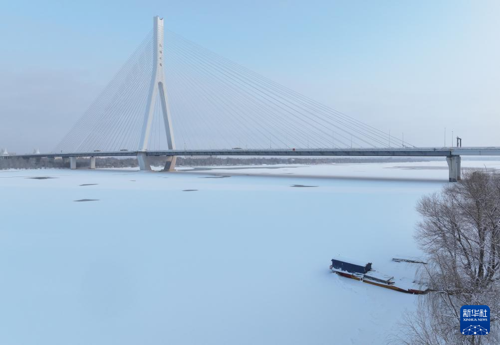11月28日，哈尔滨市松浦大桥附近冰冻的松花江面已被白雪覆盖（无人机照片）。