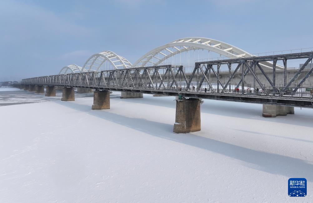 11月28日，松花江干流哈尔滨段封冻的江面（无人机照片）。当日，黑龙江省水文水资源中心发布信息，松花江干流哈尔滨段封江。新华社发（张树 摄）