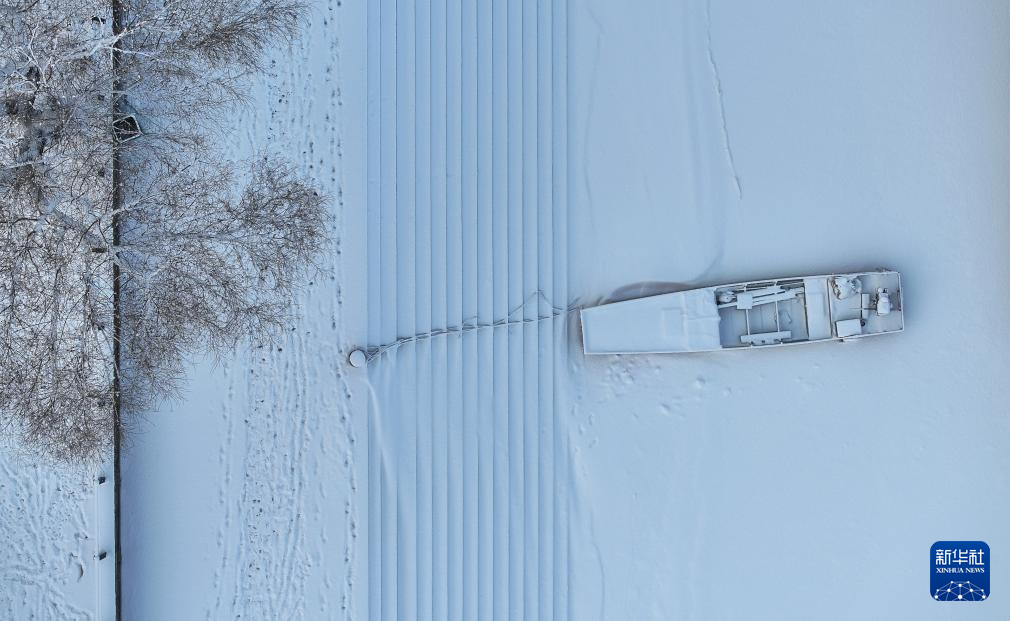 11月28日，在松花江干流哈尔滨段，小渔船冻结在江畔（无人机照片）。