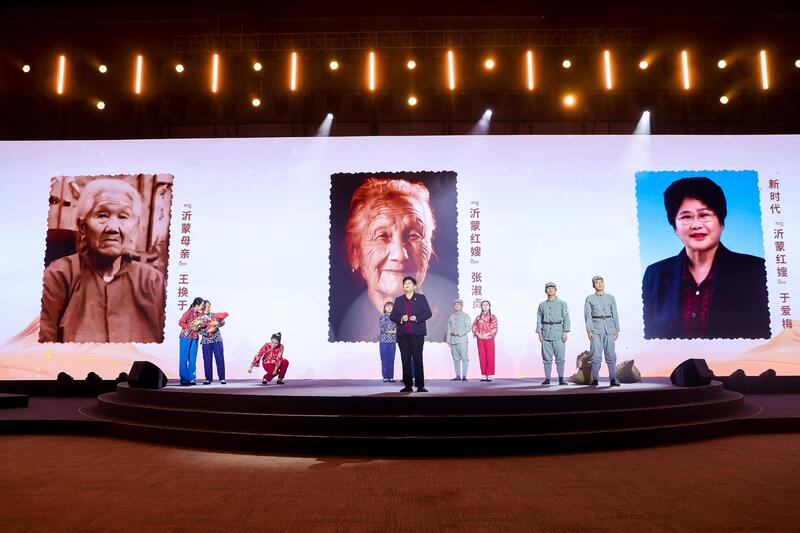 “何以中国·弦歌不辍”网络主题活动现场,于爱梅讲述“沂蒙红嫂”的故事。人民视频供图。