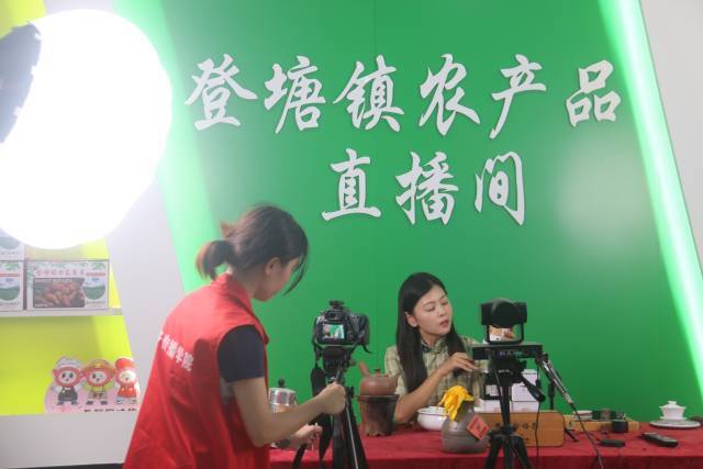 各地通过系列培训培育“网络能人”。 各地通过系列培训培育“网络能人”。