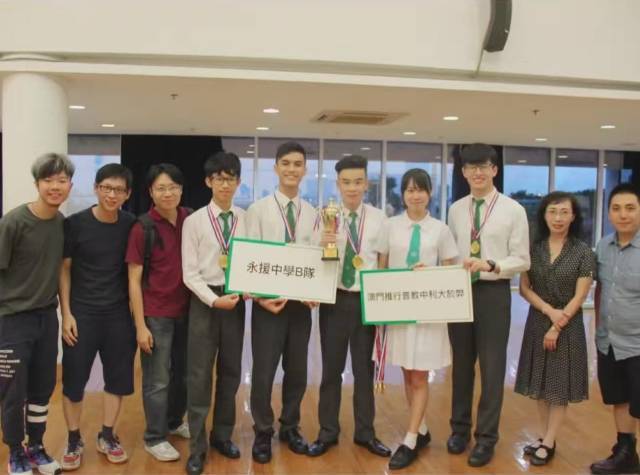 林媛(右四)在中学参与学校辩论队。受访者供图 林媛(右四)在中学参与学校辩论队。受访者供图