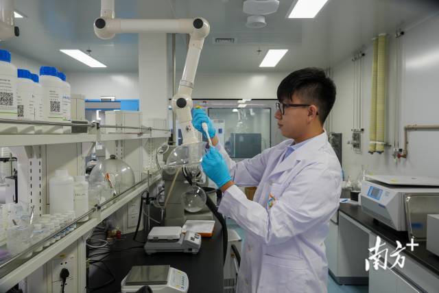 郑俊贤在横琴粤澳合作中医药科技产业园。南方+记者 钱文攀 摄 郑俊贤在横琴粤澳合作中医药科技产业园。南方+记者 钱文攀 摄