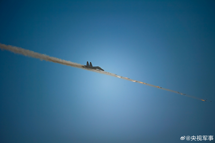 俯冲、瞄准、锁定、发射……连日来，空军航空兵某团组织实弹打靶训练，重点检验部队打击能力。看战机呼啸升空瞬间，直击超燃练兵场！