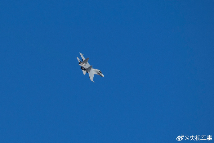 俯冲、瞄准、锁定、发射……连日来，空军航空兵某团组织实弹打靶训练，重点检验部队打击能力。看战机呼啸升空瞬间，直击超燃练兵场！