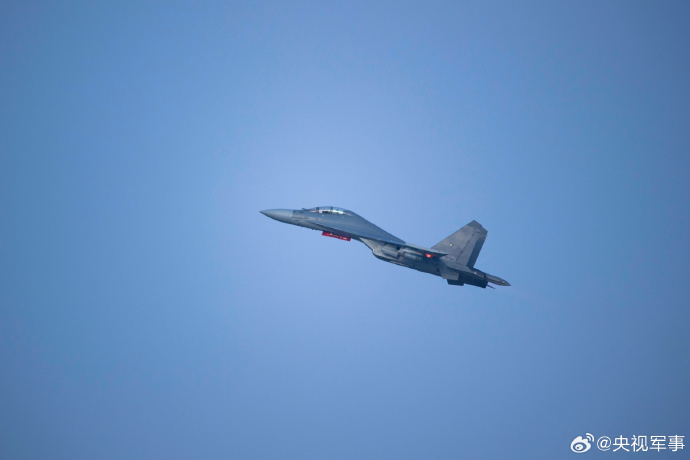 俯冲、瞄准、锁定、发射……连日来，空军航空兵某团组织实弹打靶训练，重点检验部队打击能力。看战机呼啸升空瞬间，直击超燃练兵场！