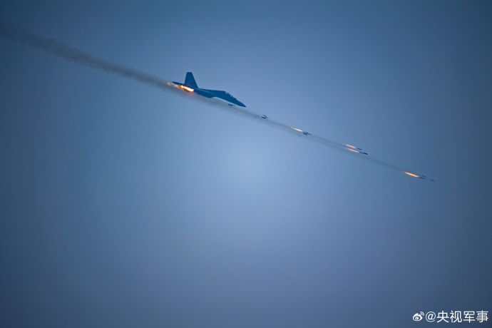 俯冲、瞄准、锁定、发射……连日来，空军航空兵某团组织实弹打靶训练，重点检验部队打击能力。看战机呼啸升空瞬间，直击超燃练兵场！