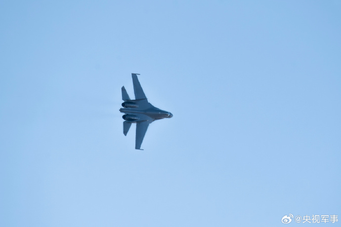 俯冲、瞄准、锁定、发射……连日来，空军航空兵某团组织实弹打靶训练，重点检验部队打击能力。看战机呼啸升空瞬间，直击超燃练兵场！