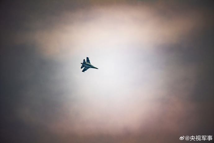 俯冲、瞄准、锁定、发射……连日来，空军航空兵某团组织实弹打靶训练，重点检验部队打击能力。看战机呼啸升空瞬间，直击超燃练兵场！