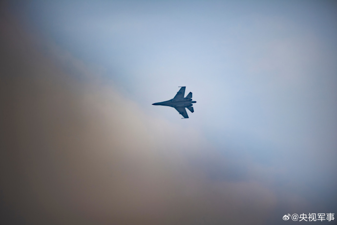 俯冲、瞄准、锁定、发射……连日来，空军航空兵某团组织实弹打靶训练，重点检验部队打击能力。看战机呼啸升空瞬间，直击超燃练兵场！