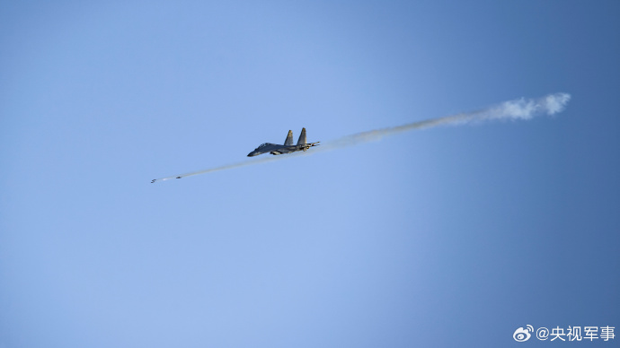 俯冲、瞄准、锁定、发射……连日来，空军航空兵某团组织实弹打靶训练，重点检验部队打击能力。看战机呼啸升空瞬间，直击超燃练兵场！