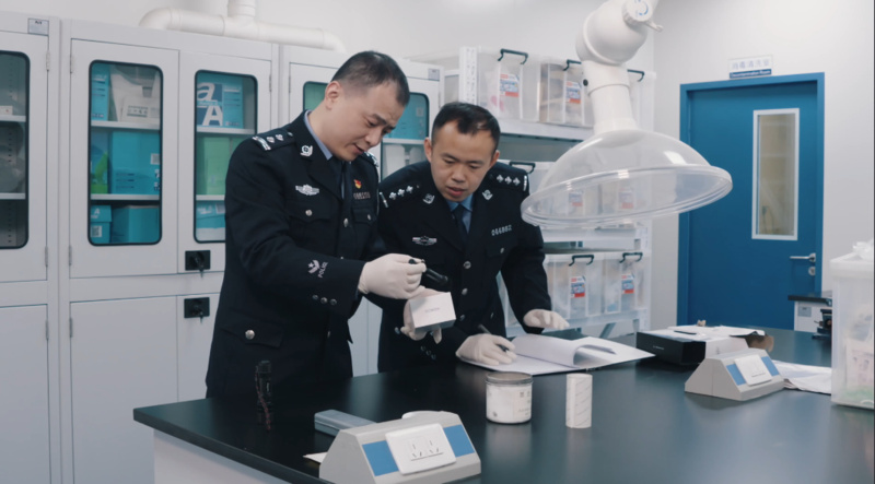 嚴方工作照 2