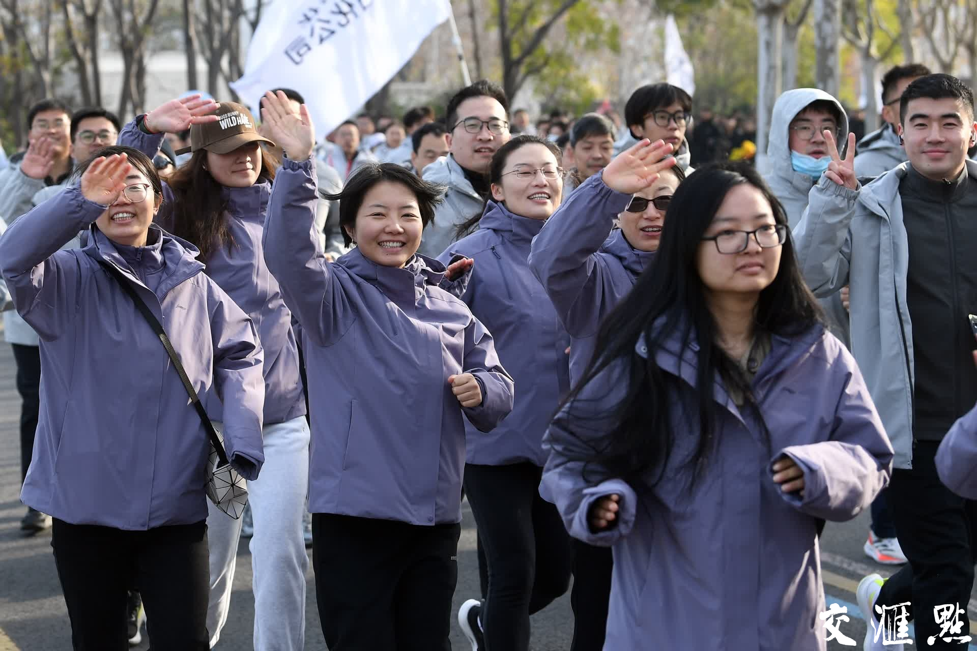 1月1日，南京市第43届元旦健身长跑运动会在奥林匹克博物馆广场集结开跑。市民代表、志愿者代表、社会跑团代表等3000余名跑步爱好者从奥林匹克博物馆广场出发，途经滨江步道，最终抵达风景如画的鱼嘴湿地公园，沿着5公里的赛道领略南京的别样风景，用奔跑的姿态迎接新的一年。
新华日报·交汇点记者 万程鹏/摄