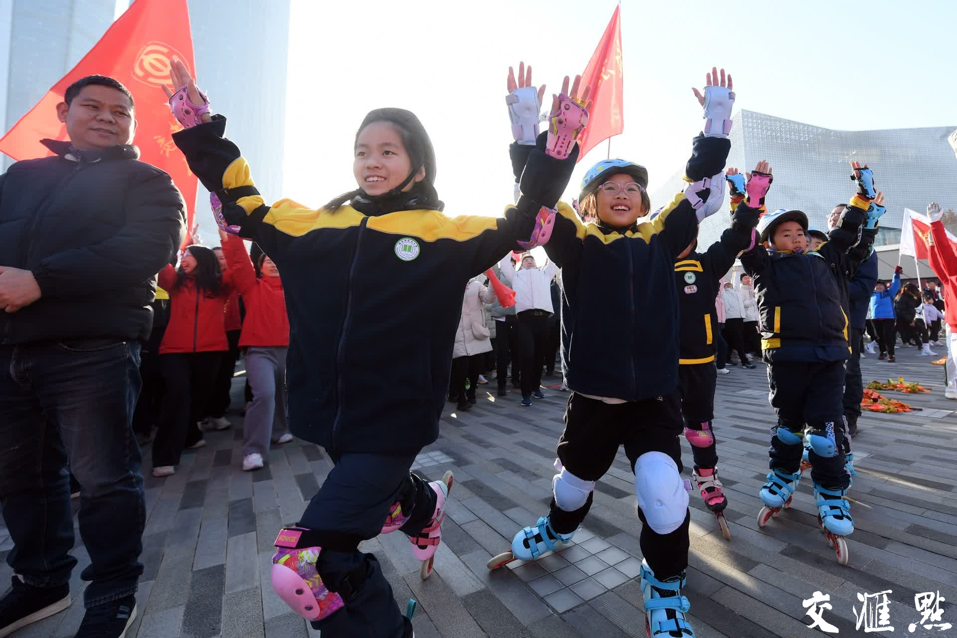 1月1日，南京市第43届元旦健身长跑运动会在奥林匹克博物馆广场集结开跑。市民代表、志愿者代表、社会跑团代表等3000余名跑步爱好者从奥林匹克博物馆广场出发，途经滨江步道，最终抵达风景如画的鱼嘴湿地公园，沿着5公里的赛道领略南京的别样风景，用奔跑的姿态迎接新的一年。
新华日报·交汇点记者 万程鹏/摄