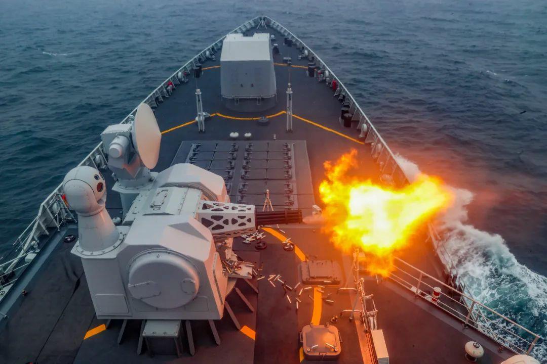 近日，北部战区海军某驱逐舰支队开展实战化演练，芜湖舰与淮南舰组成编队共同接“敌”，数十发炮弹呼啸而出，硝烟弥漫。