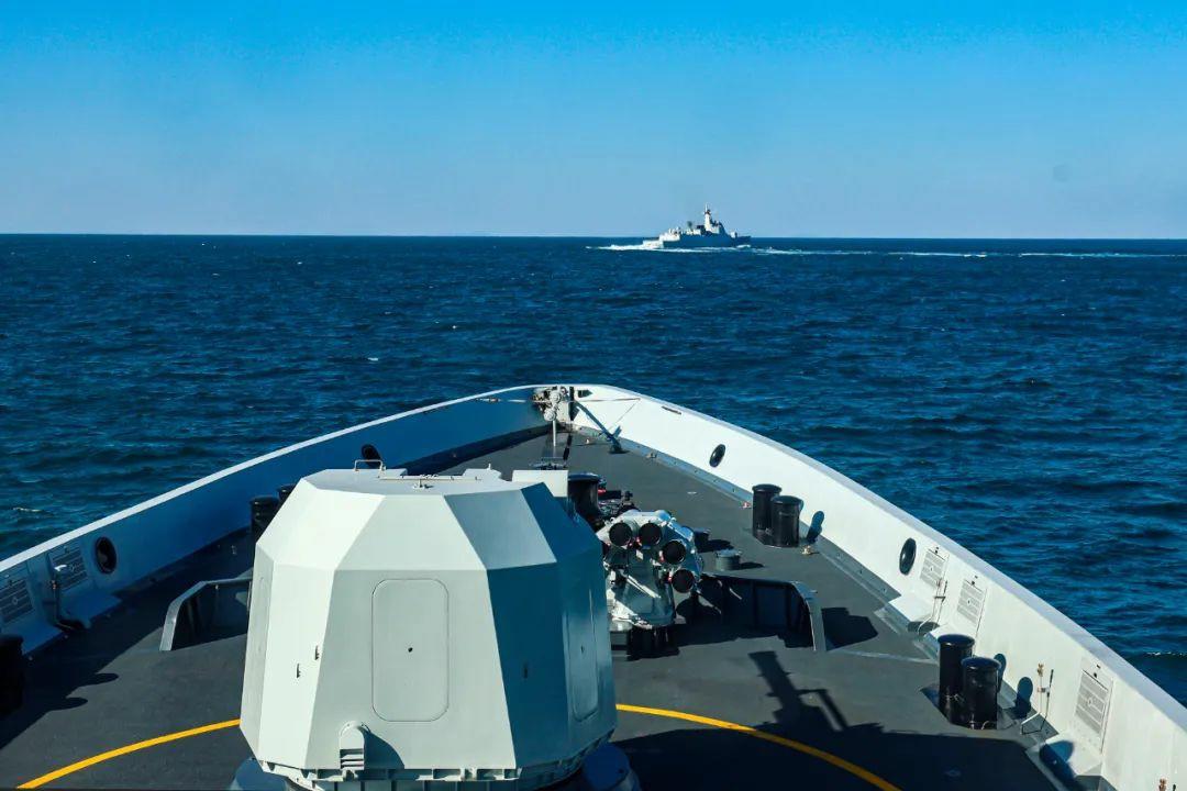 近日，北部战区海军某驱逐舰支队开展实战化演练，芜湖舰与淮南舰组成编队共同接“敌”，数十发炮弹呼啸而出，硝烟弥漫。