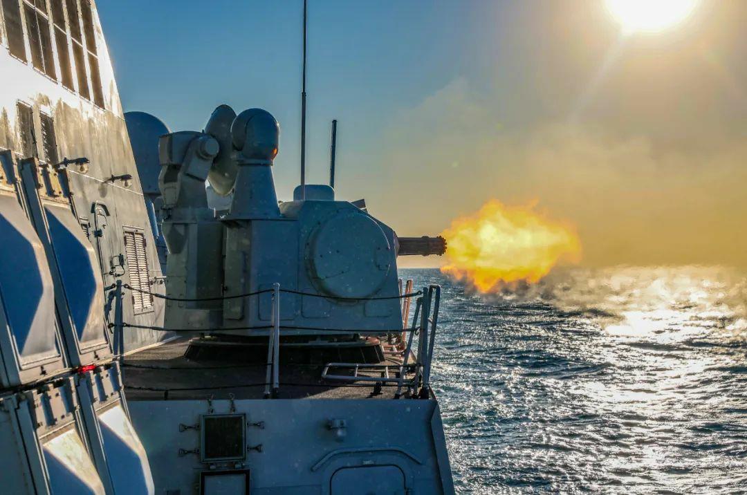 近日，北部战区海军某驱逐舰支队开展实战化演练，芜湖舰与淮南舰组成编队共同接“敌”，数十发炮弹呼啸而出，硝烟弥漫。