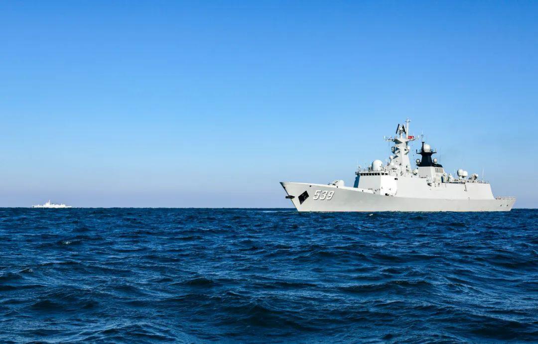 近日，北部战区海军某驱逐舰支队开展实战化演练，芜湖舰与淮南舰组成编队共同接“敌”，数十发炮弹呼啸而出，硝烟弥漫。