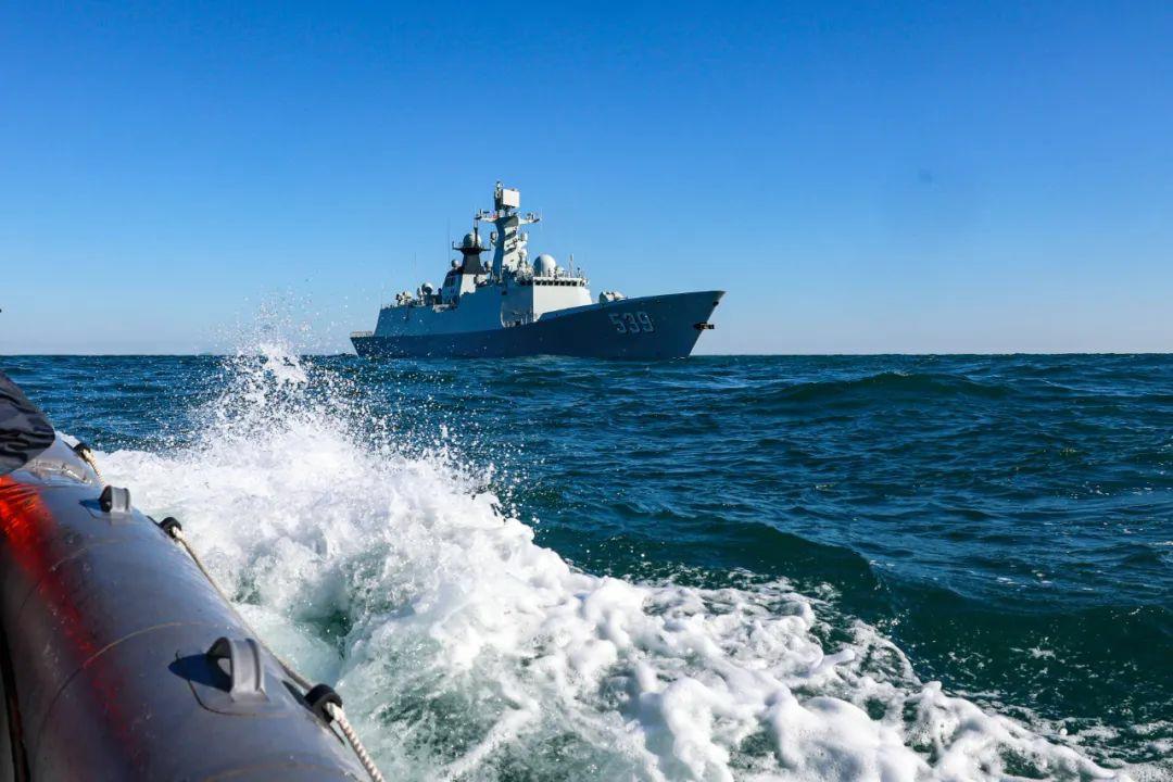 近日，北部战区海军某驱逐舰支队开展实战化演练，芜湖舰与淮南舰组成编队共同接“敌”，数十发炮弹呼啸而出，硝烟弥漫。