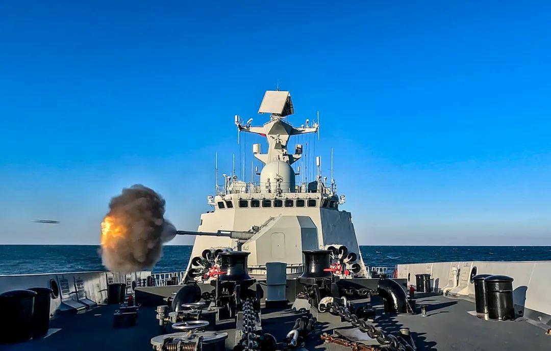 近日，北部战区海军某驱逐舰支队开展实战化演练，芜湖舰与淮南舰组成编队共同接“敌”，数十发炮弹呼啸而出，硝烟弥漫。