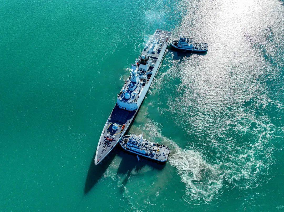 近日，北部战区海军某驱逐舰支队开展实战化演练，芜湖舰与淮南舰组成编队共同接“敌”，数十发炮弹呼啸而出，硝烟弥漫。