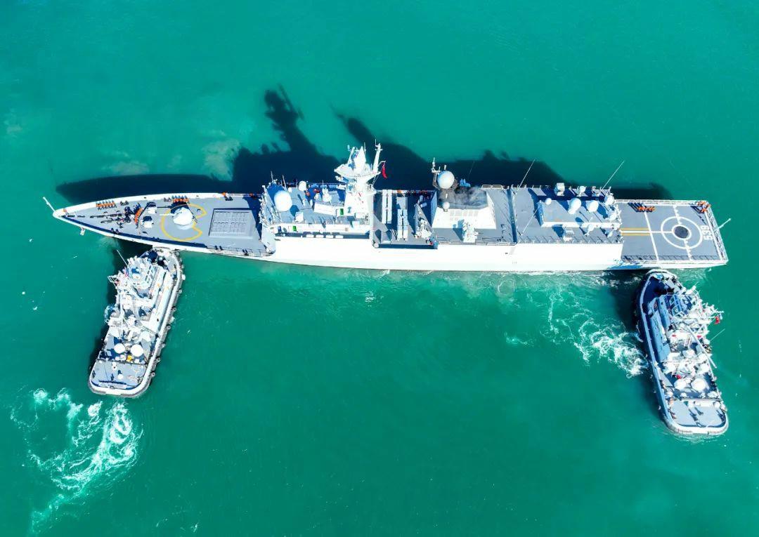 近日，北部战区海军某驱逐舰支队开展实战化演练，芜湖舰与淮南舰组成编队共同接“敌”，数十发炮弹呼啸而出，硝烟弥漫。