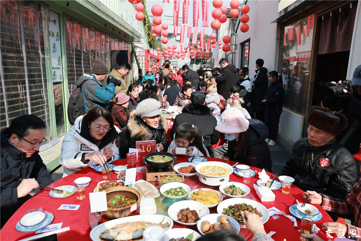 2025年1月11日，南京市秦淮区小西湖街区举办邻里家宴。50多户居民140多人相聚在一起，晒晒时光照片，燃起大锅灶，欢欢喜喜迎新年。 通讯员 薛金龙 新华日报·交汇点记者 吴俊 摄 