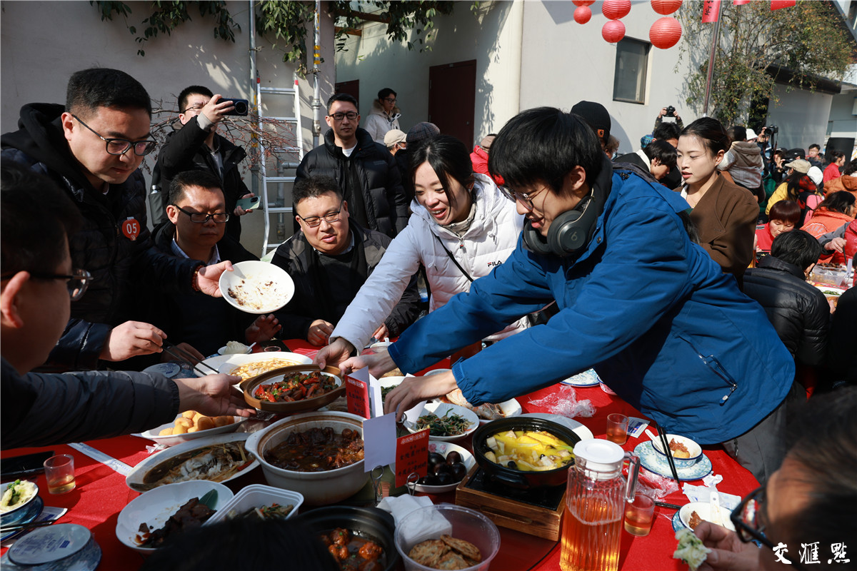 2025年1月11日，南京市秦淮区小西湖街区举办邻里家宴。50多户居民140多人相聚在一起，晒晒时光照片，燃起大锅灶，欢欢喜喜迎新年。 通讯员 薛金龙 新华日报·交汇点记者 吴俊 摄 