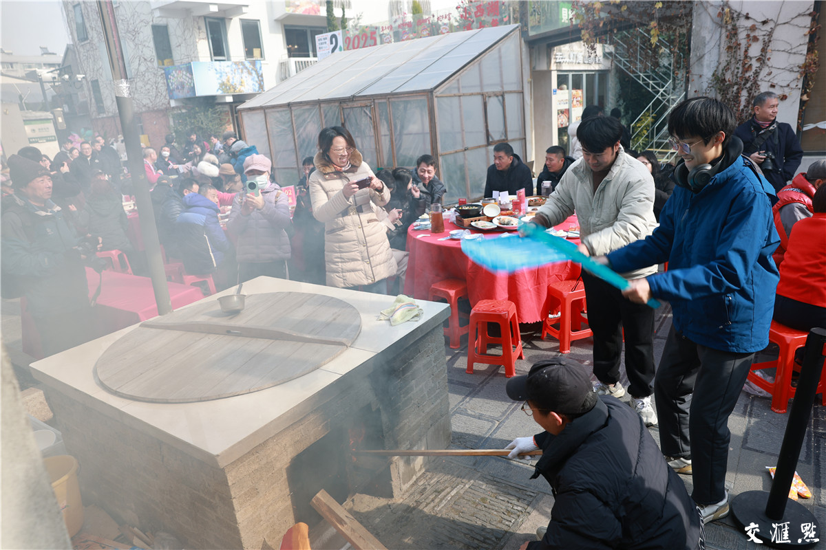 2025年1月11日，南京市秦淮区小西湖街区举办邻里家宴。50多户居民140多人相聚在一起，晒晒时光照片，燃起大锅灶，欢欢喜喜迎新年。 通讯员 薛金龙 新华日报·交汇点记者 吴俊 摄 
