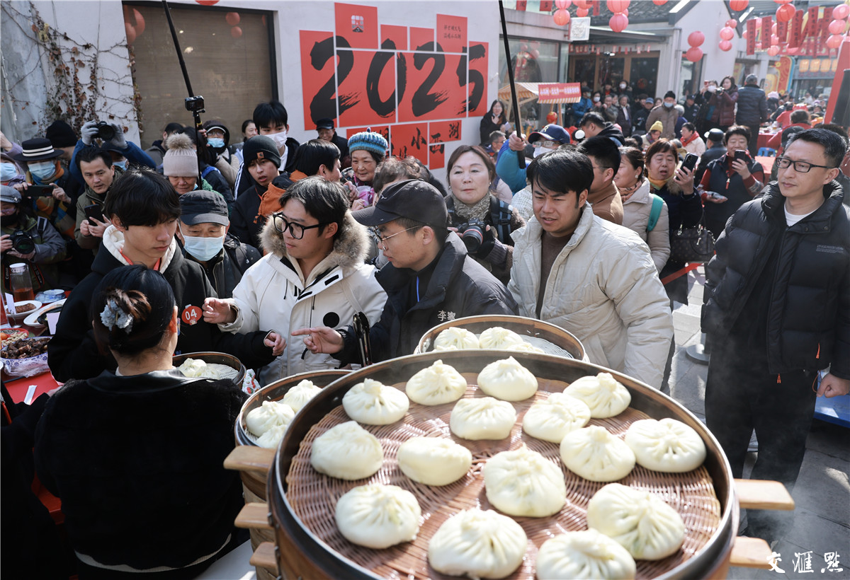 2025年1月11日，南京市秦淮区小西湖街区举办邻里家宴。50多户居民140多人相聚在一起，晒晒时光照片，燃起大锅灶，欢欢喜喜迎新年。 通讯员 薛金龙 新华日报·交汇点记者 吴俊 摄 