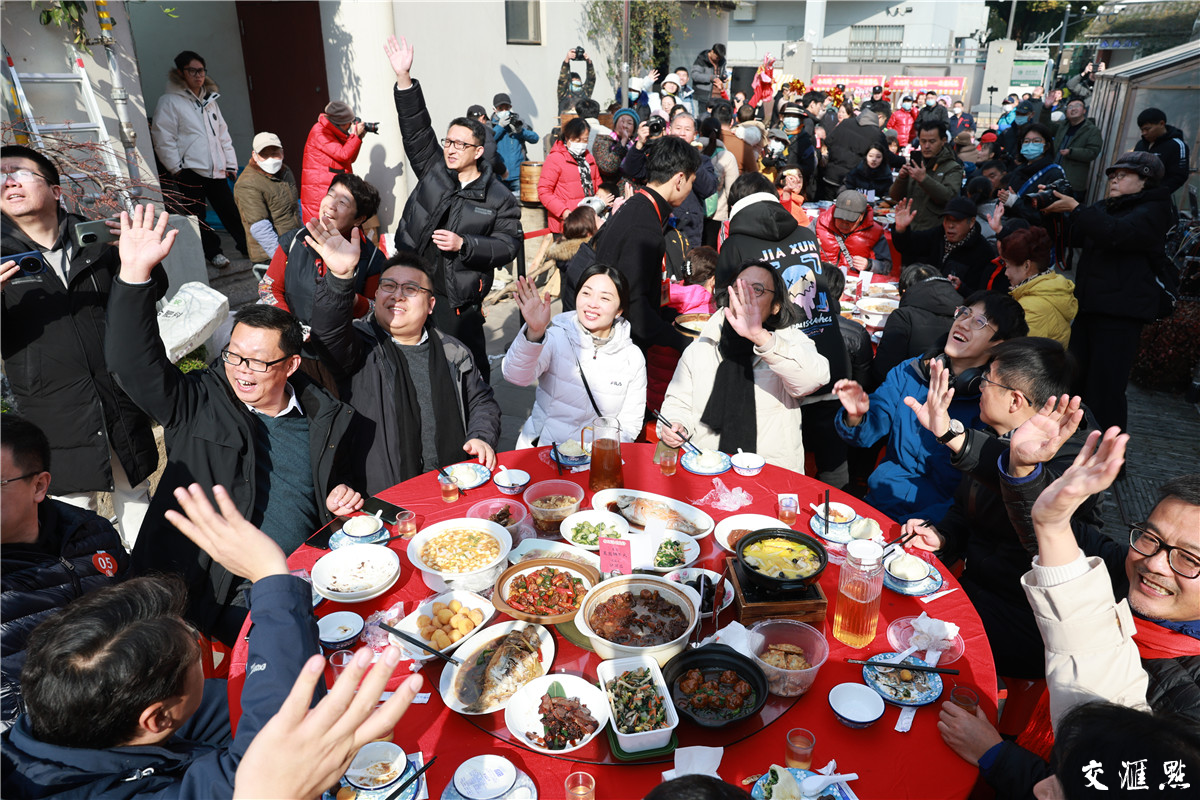 2025年1月11日，南京市秦淮区小西湖街区举办邻里家宴。50多户居民140多人相聚在一起，晒晒时光照片，燃起大锅灶，欢欢喜喜迎新年。 通讯员 薛金龙 新华日报·交汇点记者 吴俊 摄 