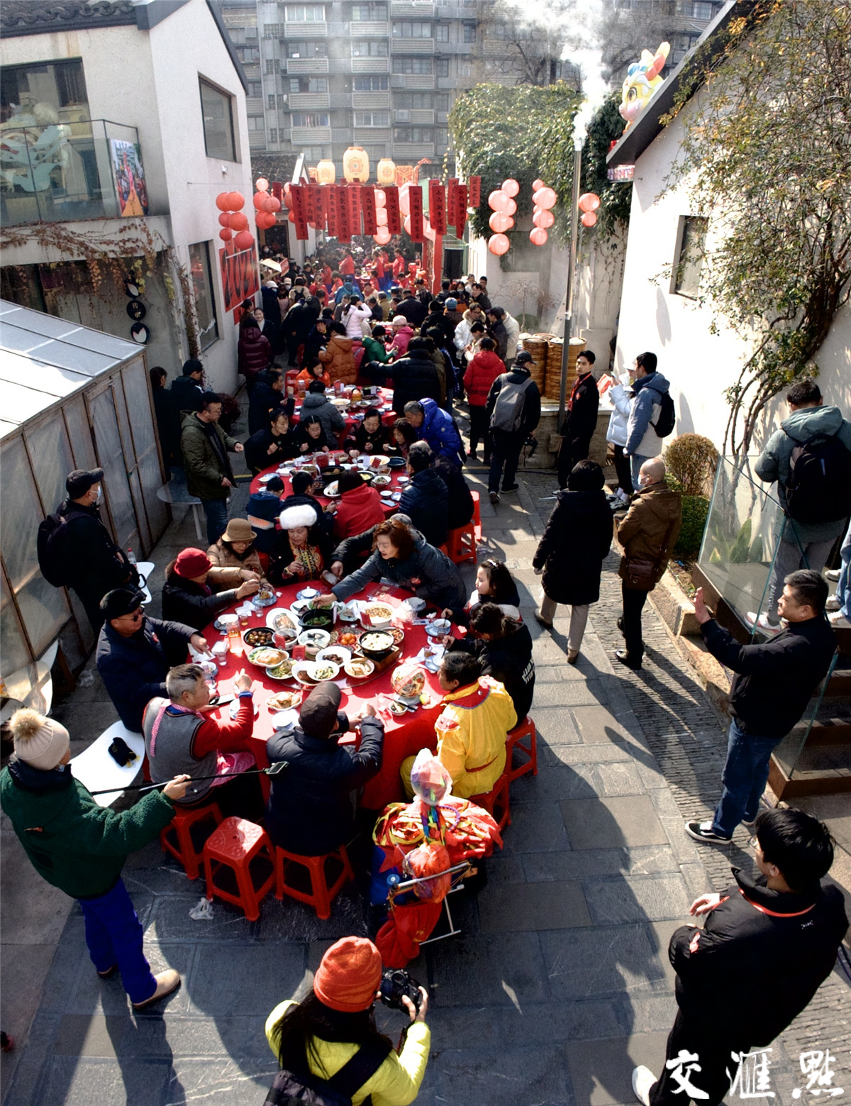 2025年1月11日，南京市秦淮区小西湖街区举办邻里家宴。50多户居民140多人相聚在一起，晒晒时光照片，燃起大锅灶，欢欢喜喜迎新年。 通讯员 薛金龙 新华日报·交汇点记者 吴俊 摄 